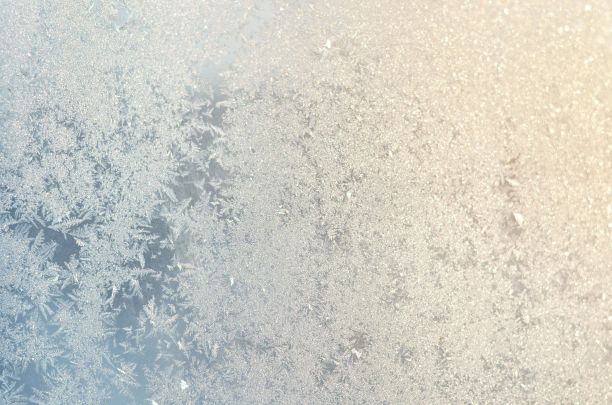 玻璃上有浅蓝色的霜纹图片下载