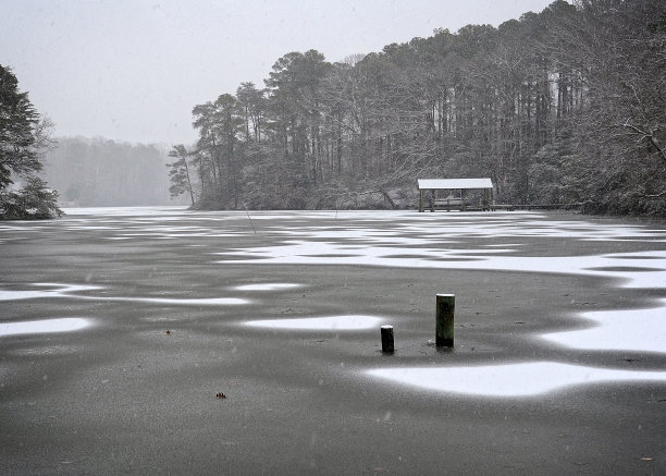 弗吉尼亚州沃姆利溪的雪图片下载