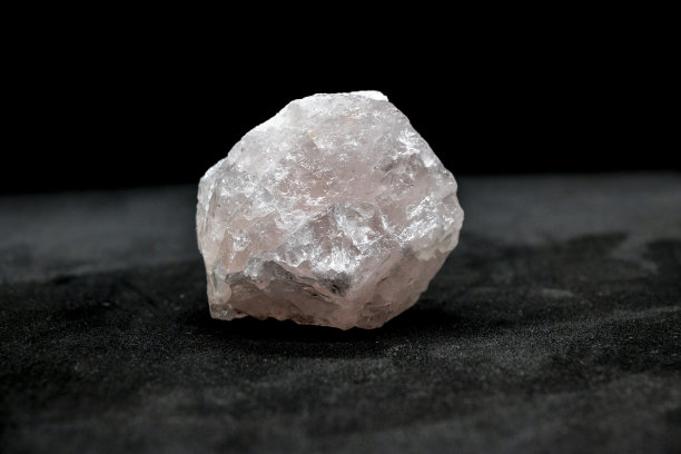 黑色背景下的石英矿物。图片下载