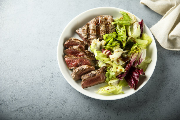 烤牛排沙拉图片下载