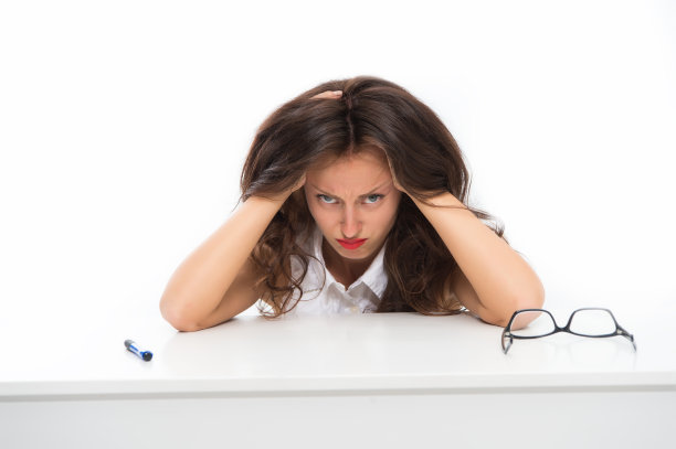 情绪倦怠。倦怠普遍的问题。绝望的秘书。办公室里过度劳累的女商人。性感的女人与红唇。疲惫的女人头疼。聪明的老师精疲力竭。倦怠的概念图片下载