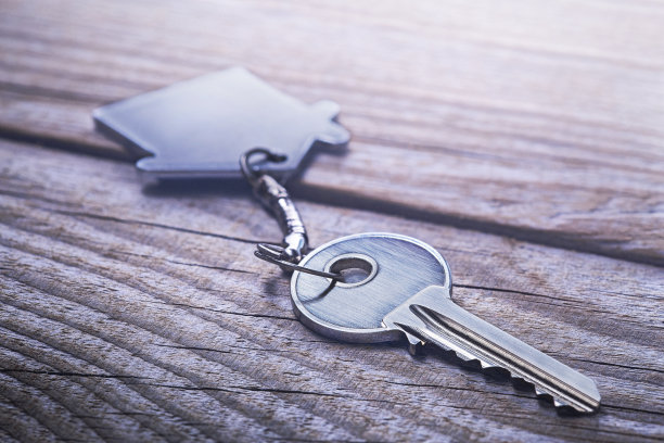 地产概念以住宅为象征，重点以木质为背景图片下载