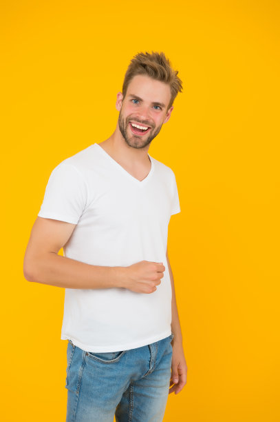 享受炎热的一天。幸福男人的肖像。梳着头发，穿着休闲装的男人。学生的生活。长着鬃毛的帅哥。在美发店做时髦的发型。男性的美貌和时尚。夏天收集图片下载