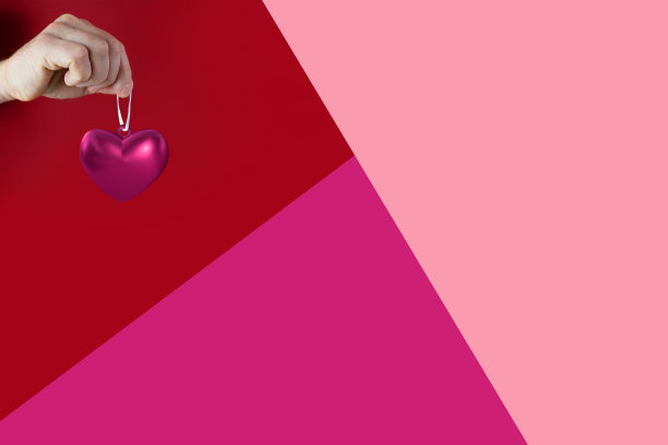 男性手握红心模型，象征爱情图片下载