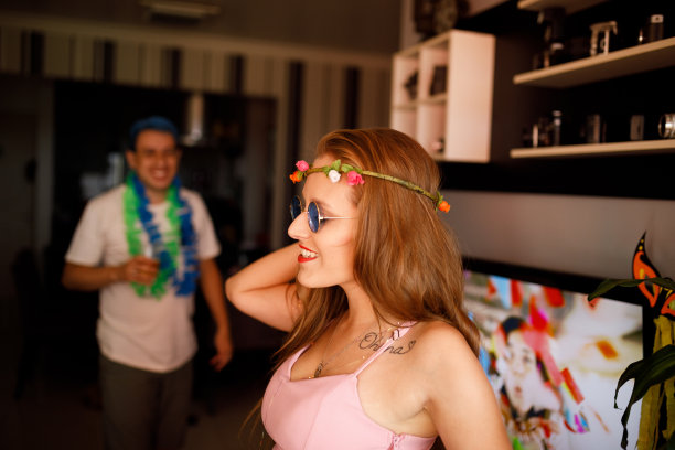 一对夫妇在家里跳舞图片下载