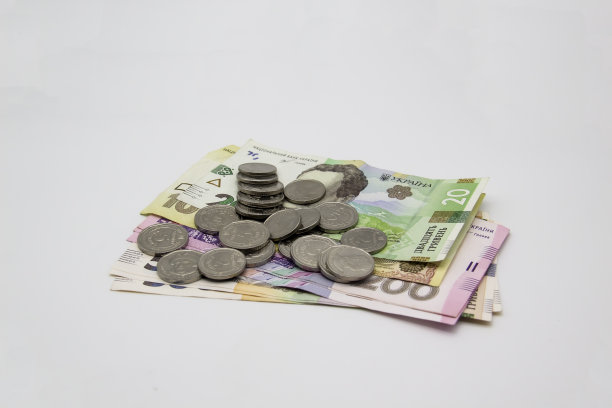 浅色背景上的乌克兰钱币。纸币和金属硬币图片下载