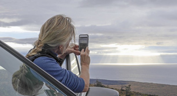 女人在车上用智能手机监视图片下载