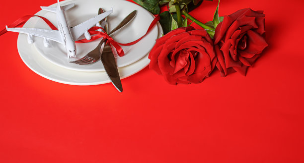 为心爱的人准备的浪漫晚餐。有选择性的重点。图片下载