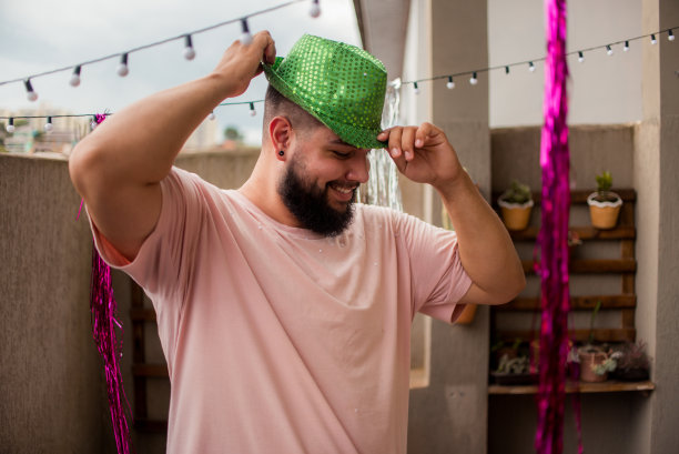 大流行期间家里的狂欢节。在巴西的狂欢节。图片下载