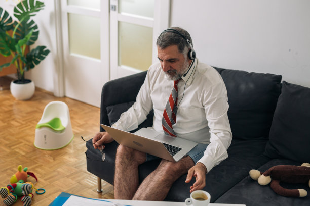 商人在家中召开网络会议。冠状病毒检疫的概念图片下载