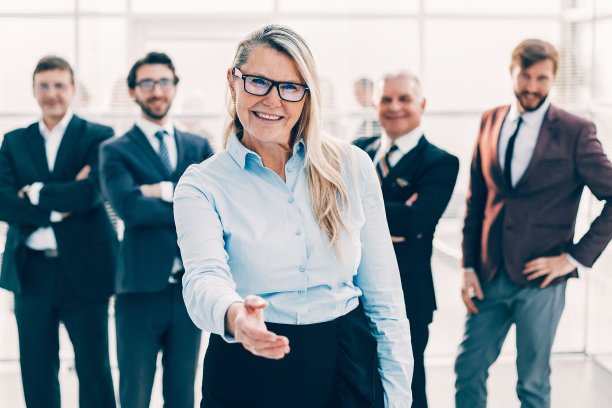 微笑的女商人伸出手来握手图片下载