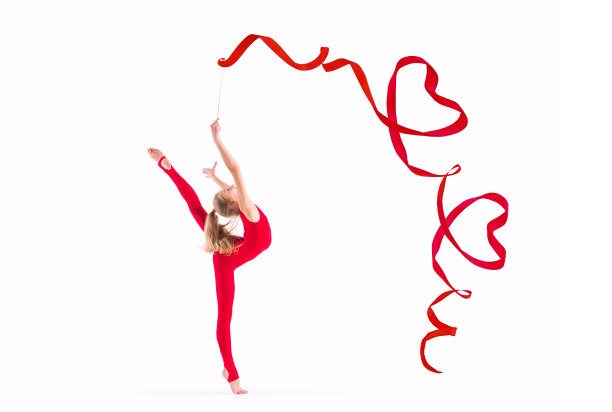 孤立在白色背景女孩体操运动与红色丝带扭曲的心图片下载