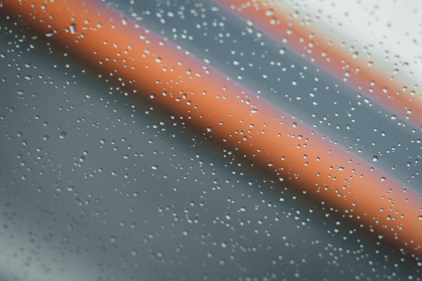 红蓝旗帜前的雨滴图片下载