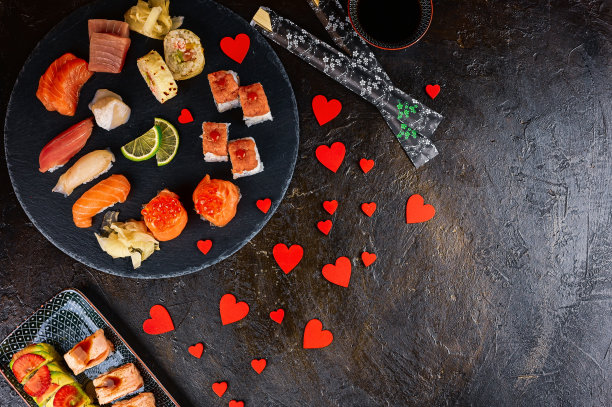 情人节贺卡和寿司卷。图片下载