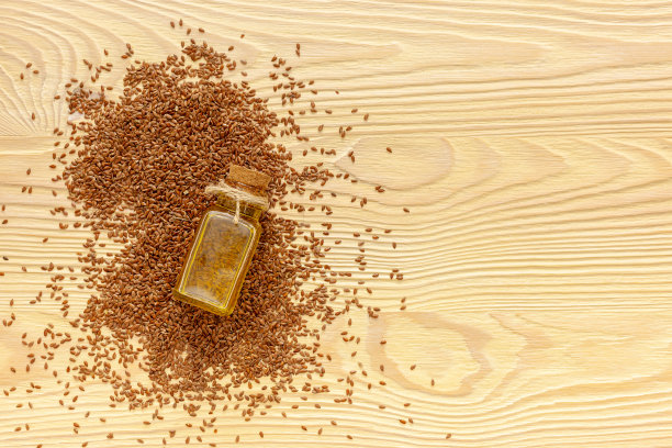 亚麻籽放在勺子和碗里图片下载