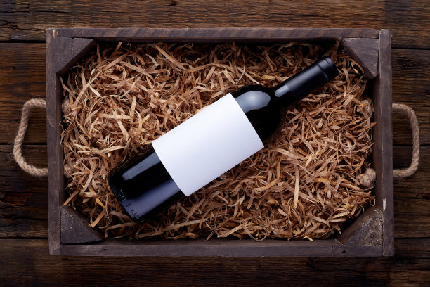 白葡萄酒瓶子包装在打开的木箱图片下载