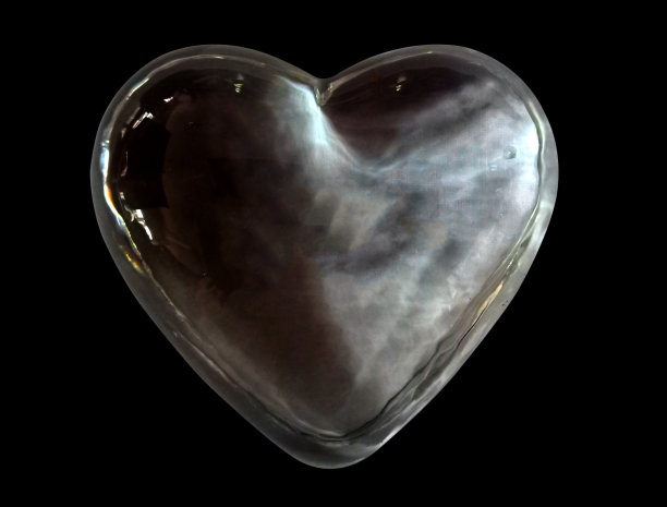 黑暗水晶心隔离在黑色背景与剪辑路径。图片下载