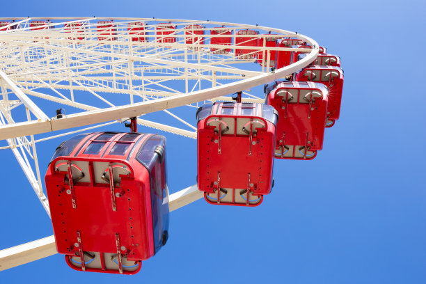 蓝色天空上的摩天轮小屋图片下载