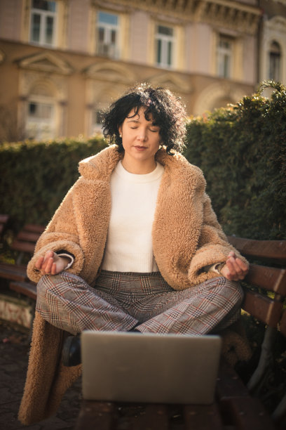 在城市公园练瑜伽的女人。图片下载