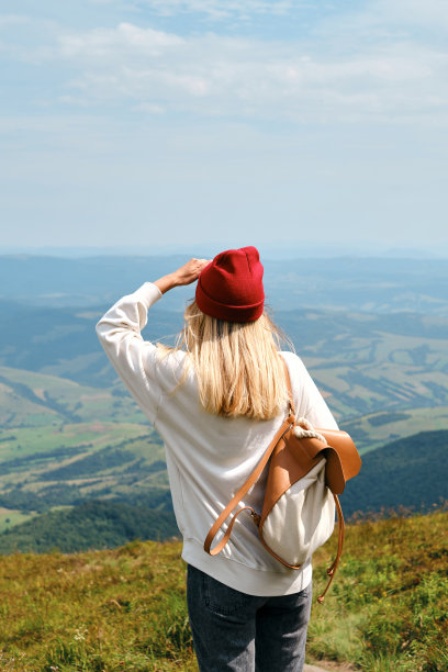 女孩在山谷里欣赏风景。美丽的自然景观在山区。旅游路线上的徒步旅行。户外探险。旅行和探索。健康的生活方式，休闲活动图片下载
