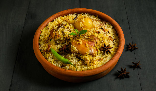 黑色背景的鸡肉印度饭，辛辣的印度手工印度饭。图片下载