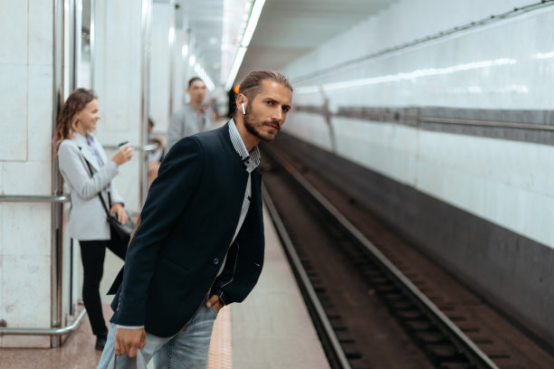 年轻的商人在地铁站等火车图片下载