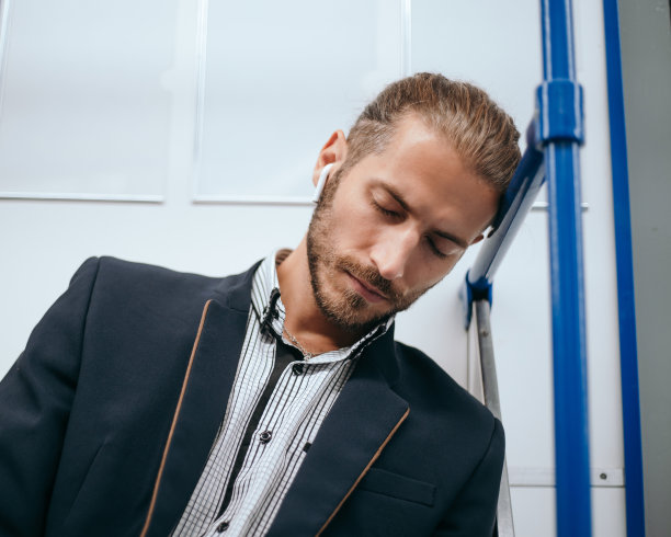 疲惫的人睡在地铁车厢里图片下载