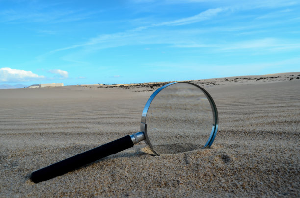 干燥沙漠中的物体图片下载