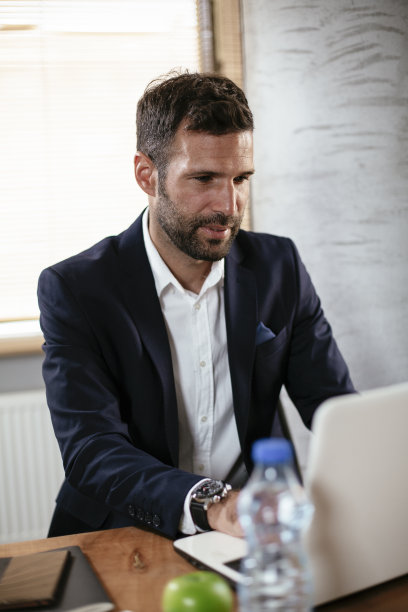 在工作场所工作的帅哥图片下载