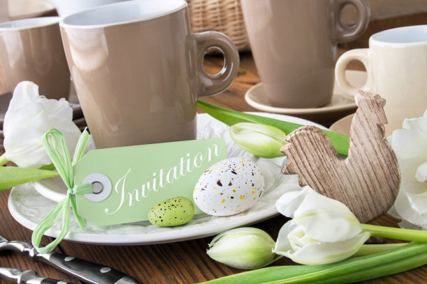 复活节宴会桌上用鸡蛋装饰图片下载