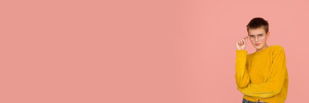 白人女孩的肖像孤立在珊瑚粉红色的工作室背景与拷贝空间图片下载