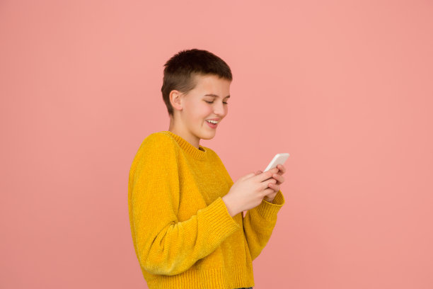 白人女孩的肖像孤立在珊瑚粉红色的工作室背景与拷贝空间图片下载