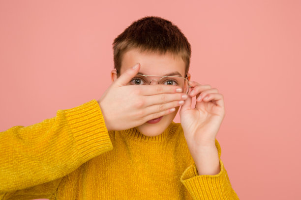 白人女孩的肖像孤立在珊瑚粉红色的工作室背景与拷贝空间图片下载