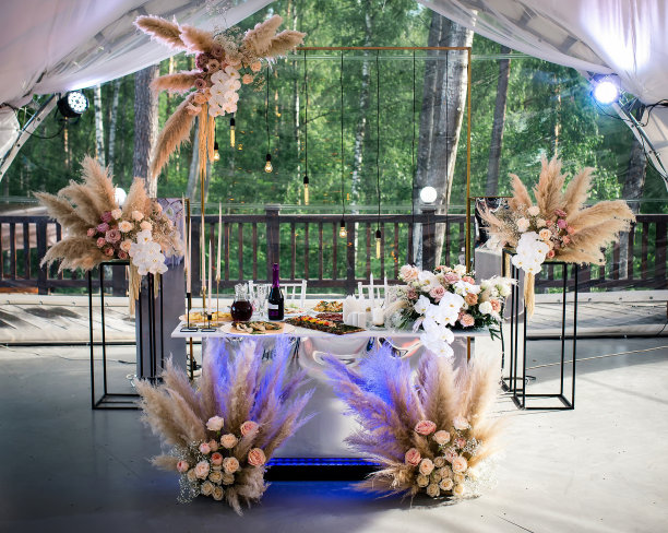 新婚夫妇在宴会上的婚礼装饰。干花，花和蜡烛，波西米亚风格图片下载