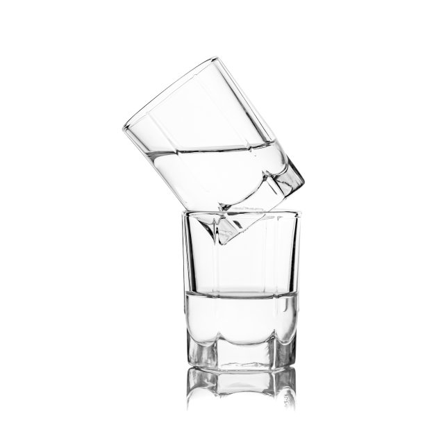 两杯伏特加小杯，液体隔离图片下载