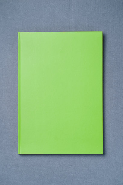 灰色背景上的绿色皮革笔记本图片下载