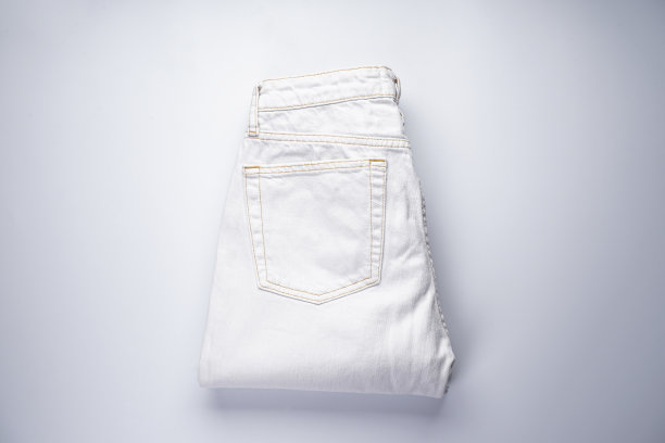 白色折叠牛仔裤，后口袋，俯视图。图片下载