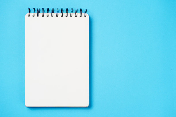 蓝色背景的螺旋笔记本图片下载