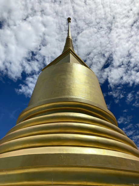 位于山顶的泰国寺庙Khao Hua Jook Chedi中有一座金色的佛塔，俯瞰着苏梅岛的海岸线和山谷图片下载