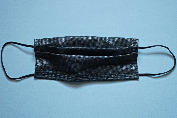 一个黑色医用纱布口罩图片下载