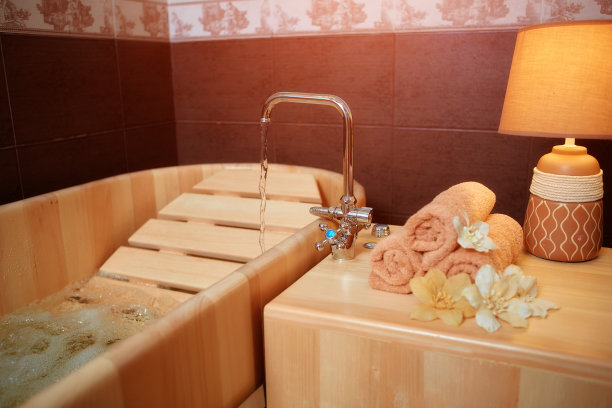 放松的木制浴缸水疗和健康。图片下载