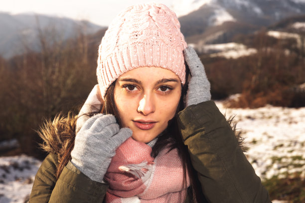 雪山上的女孩素材图片
