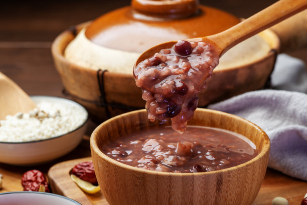 中国菜。桌上放着美味的八宝粥图片下载