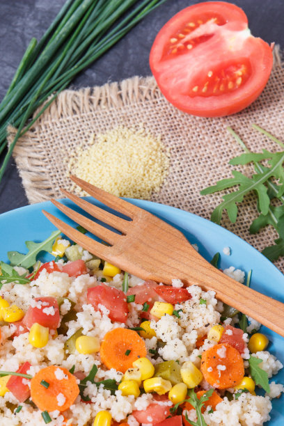 沙拉配蔬菜和粗麦粉。含有维生素和矿物质的清淡健康饮食图片下载