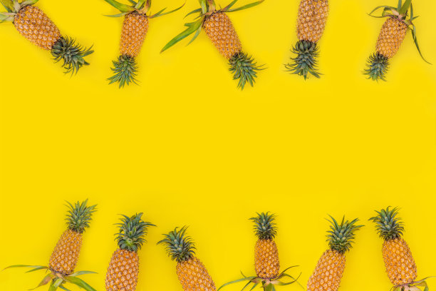 图案与明亮的菠萝在黄色的背景。前视图。副本的空间。最小的风格。波普艺术设计，创意夏日概念。横幅图片下载