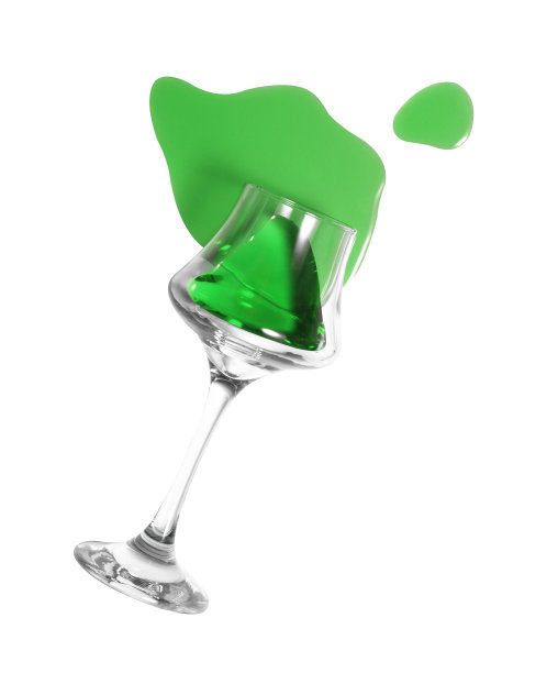 从玻璃上洒下的绿葡萄酒孤立在白色背景上，苦艾酒或薄荷酒图片下载