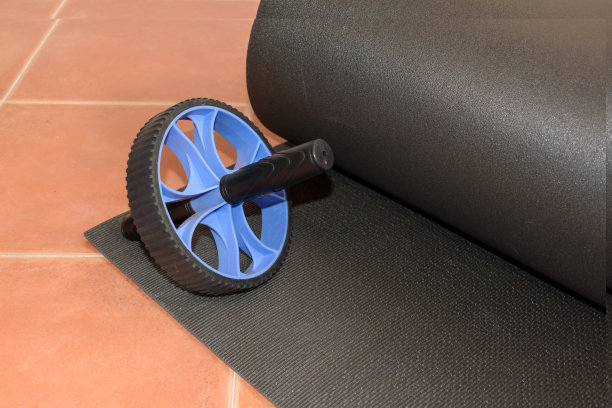 垫和腹轮，在家锻炼。概念:在家健身图片下载