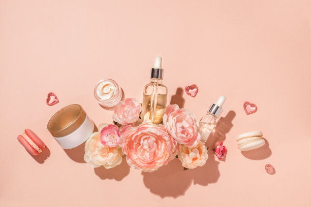 天然化妆品生物血清和草药油和霜水疗和皮肤护理在一个组成与花。天然护肤概念图片下载