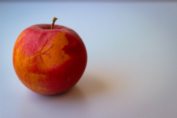 红苹果立在白色的表面上图片下载