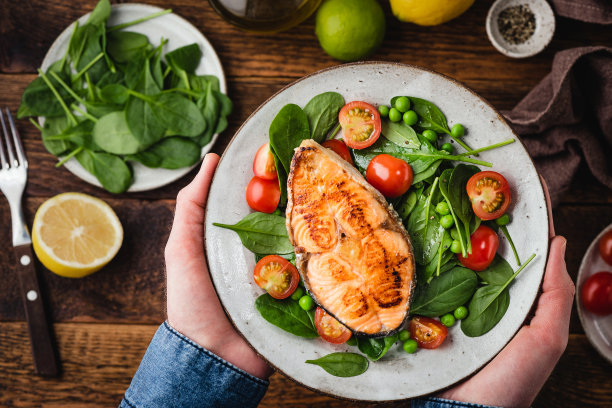 健康晚餐配烤鲑鱼排图片下载